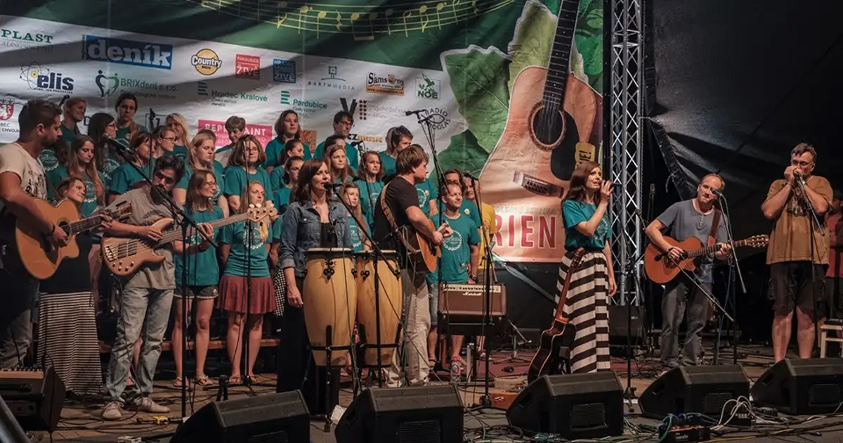 Folkové chvojení a Muzikantský Heřmánek - Štafeta partnerských festivalů Porty 2024